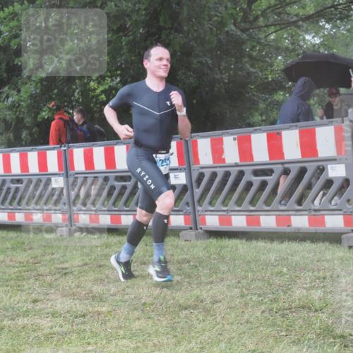 21.06.2025 - 27. Vierlanden-Triathlon KatJ http://msf.ph/oto/8039768 15.06.2025 14:24:18 Ziel 1231 meine-sportfotos.de