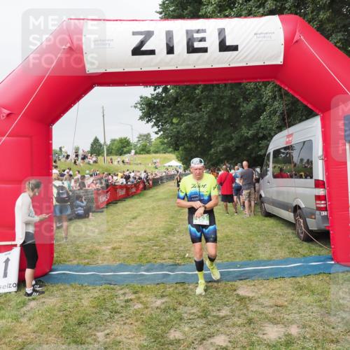 21.06.2025 - 27. Vierlanden-Triathlon MichiJ http://msf.ph/oto/8039769 15.06.2026 13:21:42 Ziel 805, 853 meine-sportfotos.de