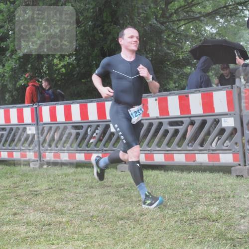 21.06.2025 - 27. Vierlanden-Triathlon KatJ http://msf.ph/oto/8039771 15.06.2025 14:24:19 Ziel 1231 meine-sportfotos.de