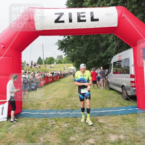 21.06.2025 - 27. Vierlanden-Triathlon MichiJ http://msf.ph/oto/8039773 15.06.2026 13:21:42 Ziel 805, 853 meine-sportfotos.de