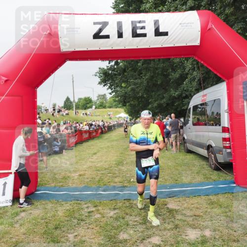 21.06.2025 - 27. Vierlanden-Triathlon MichiJ http://msf.ph/oto/8039780 15.06.2026 13:21:42 Ziel 805, 853 meine-sportfotos.de