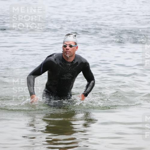 21.06.2025 - 27. Vierlanden-Triathlon Lena Gebhardt http://msf.ph/oto/8039781 15.06.2025 12:52:57 Schwimmen  meine-sportfotos.de