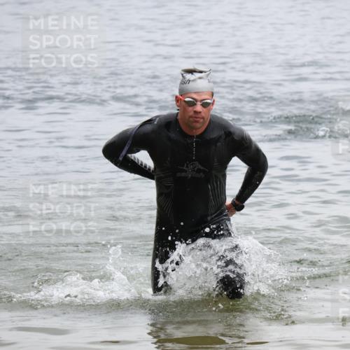 21.06.2025 - 27. Vierlanden-Triathlon Lena Gebhardt http://msf.ph/oto/8039789 15.06.2025 12:52:59 Schwimmen  meine-sportfotos.de