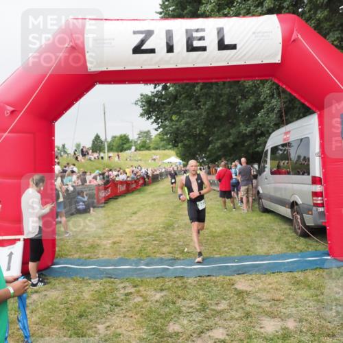 21.06.2025 - 27. Vierlanden-Triathlon MichiJ http://msf.ph/oto/8039801 15.06.2026 13:21:48 Ziel 844, 853 meine-sportfotos.de