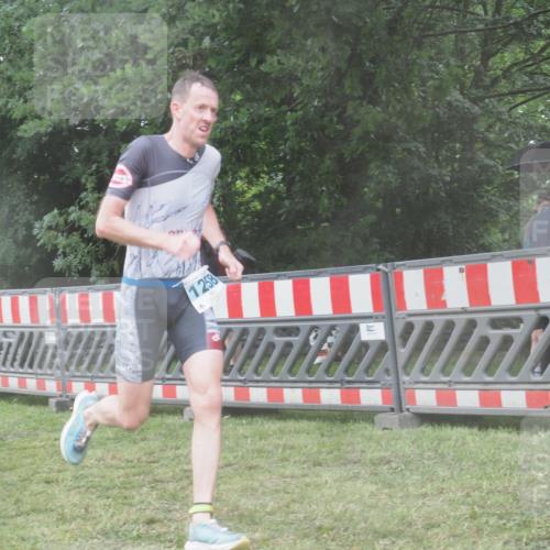 21.06.2025 - 27. Vierlanden-Triathlon KatJ http://msf.ph/oto/8039803 15.06.2025 14:24:31 Ziel 1258 meine-sportfotos.de