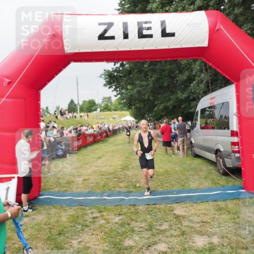 21.06.2025 - 27. Vierlanden-Triathlon MichiJ http://msf.ph/oto/8039805 15.06.2026 13:21:48 Ziel 844, 853 meine-sportfotos.de