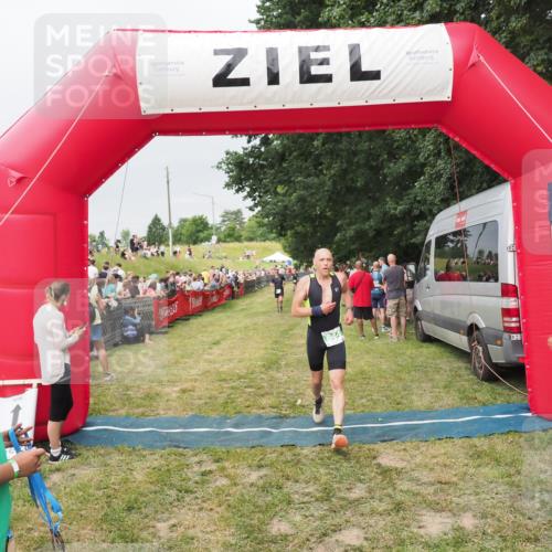 21.06.2025 - 27. Vierlanden-Triathlon MichiJ http://msf.ph/oto/8039813 15.06.2026 13:21:48 Ziel 844, 853 meine-sportfotos.de