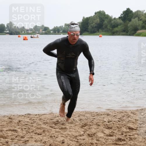 21.06.2025 - 27. Vierlanden-Triathlon Lena Gebhardt http://msf.ph/oto/8039814 15.06.2025 12:53:02 Schwimmen  meine-sportfotos.de