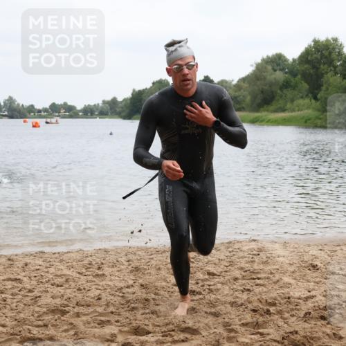 21.06.2025 - 27. Vierlanden-Triathlon Lena Gebhardt http://msf.ph/oto/8039819 15.06.2025 12:53:03 Schwimmen  meine-sportfotos.de