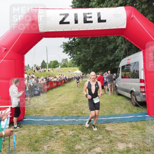 21.06.2025 - 27. Vierlanden-Triathlon MichiJ http://msf.ph/oto/8039820 15.06.2026 13:21:49 Ziel 844, 853 meine-sportfotos.de