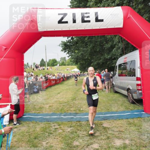 21.06.2025 - 27. Vierlanden-Triathlon MichiJ http://msf.ph/oto/8039824 15.06.2026 13:21:49 Ziel 844, 853 meine-sportfotos.de
