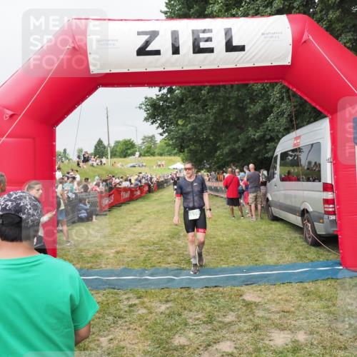 21.06.2025 - 27. Vierlanden-Triathlon MichiJ http://msf.ph/oto/8039830 15.06.2026 13:21:54 Ziel 844, 859 meine-sportfotos.de