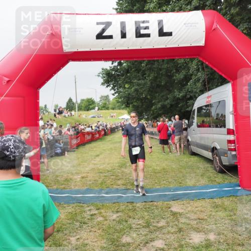 21.06.2025 - 27. Vierlanden-Triathlon MichiJ http://msf.ph/oto/8039834 15.06.2026 13:21:54 Ziel 844, 859 meine-sportfotos.de