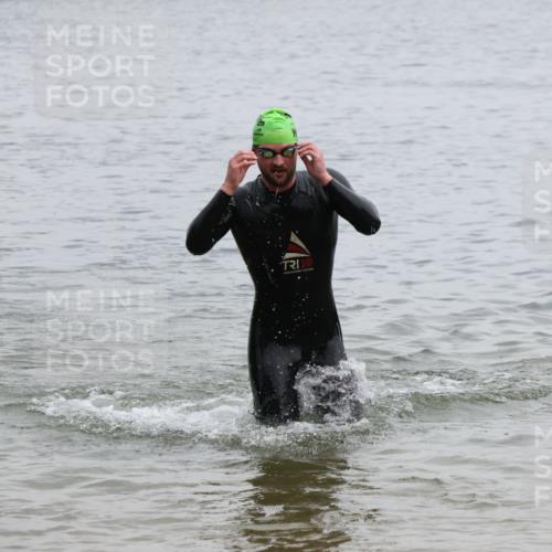 21.06.2025 - 27. Vierlanden-Triathlon Lena Gebhardt http://msf.ph/oto/8039839 15.06.2025 12:53:09 Schwimmen  meine-sportfotos.de