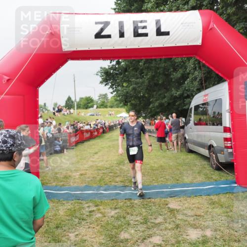 21.06.2025 - 27. Vierlanden-Triathlon MichiJ http://msf.ph/oto/8039840 15.06.2026 13:21:54 Ziel 844, 859 meine-sportfotos.de