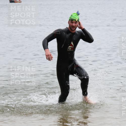 21.06.2025 - 27. Vierlanden-Triathlon Lena Gebhardt http://msf.ph/oto/8039845 15.06.2025 12:53:10 Schwimmen  meine-sportfotos.de