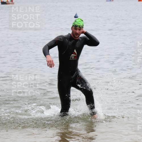 21.06.2025 - 27. Vierlanden-Triathlon Lena Gebhardt http://msf.ph/oto/8039848 15.06.2025 12:53:11 Schwimmen  meine-sportfotos.de
