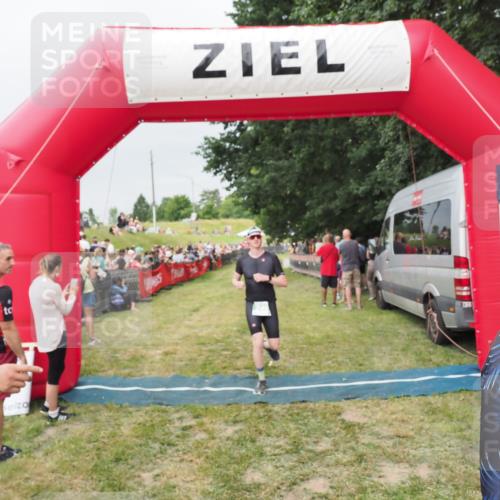 21.06.2025 - 27. Vierlanden-Triathlon MichiJ http://msf.ph/oto/8039869 15.06.2026 13:21:59 Ziel 746, 859 meine-sportfotos.de