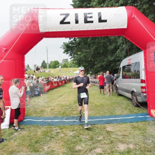 21.06.2025 - 27. Vierlanden-Triathlon MichiJ http://msf.ph/oto/8039876 15.06.2026 13:21:59 Ziel 746, 859 meine-sportfotos.de