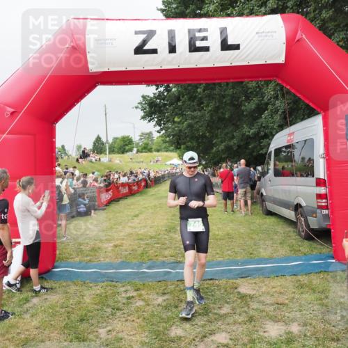 21.06.2025 - 27. Vierlanden-Triathlon MichiJ http://msf.ph/oto/8039894 15.06.2026 13:22:00 Ziel 746, 859 meine-sportfotos.de