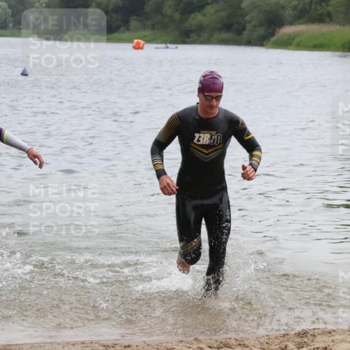 21.06.2025 - 27. Vierlanden-Triathlon Lena Gebhardt http://msf.ph/oto/8039900 15.06.2025 12:54:07 Schwimmen 1102, 1114, 1124, 1125, 1127, 1145, 1158 meine-sportfotos.de