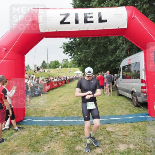 21.06.2025 - 27. Vierlanden-Triathlon MichiJ http://msf.ph/oto/8039910 15.06.2026 13:22:00 Ziel 746, 859 meine-sportfotos.de