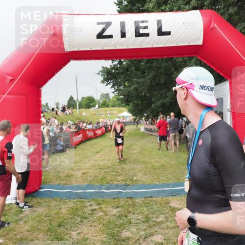 21.06.2025 - 27. Vierlanden-Triathlon MichiJ http://msf.ph/oto/8039914 15.06.2026 13:22:07 Ziel 152 meine-sportfotos.de