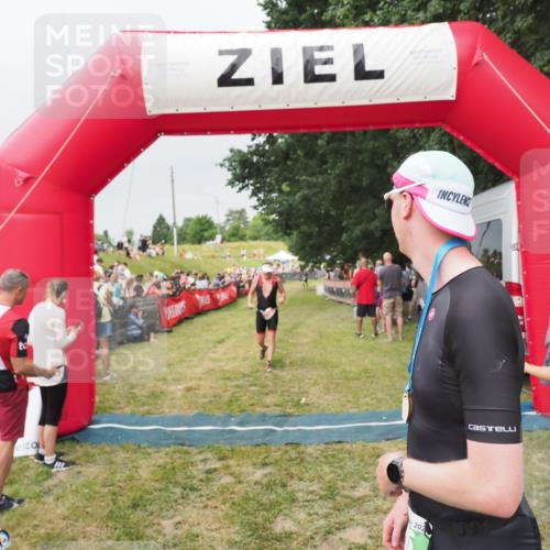 21.06.2025 - 27. Vierlanden-Triathlon MichiJ http://msf.ph/oto/8039924 15.06.2026 13:22:08 Ziel 152 meine-sportfotos.de