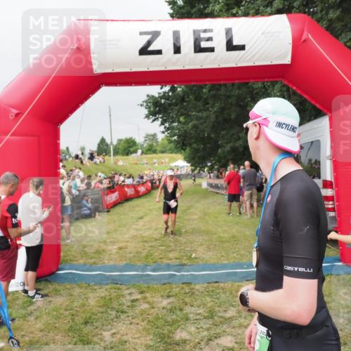21.06.2025 - 27. Vierlanden-Triathlon MichiJ http://msf.ph/oto/8039928 15.06.2026 13:22:08 Ziel 152 meine-sportfotos.de