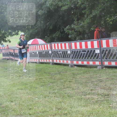 21.06.2025 - 27. Vierlanden-Triathlon KatJ http://msf.ph/oto/8039930 15.06.2025 14:25:18 Ziel 1199 meine-sportfotos.de