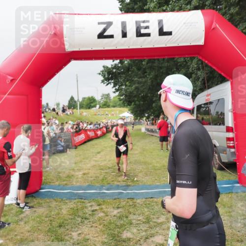 21.06.2025 - 27. Vierlanden-Triathlon MichiJ http://msf.ph/oto/8039955 15.06.2026 13:22:09 Ziel 152 meine-sportfotos.de
