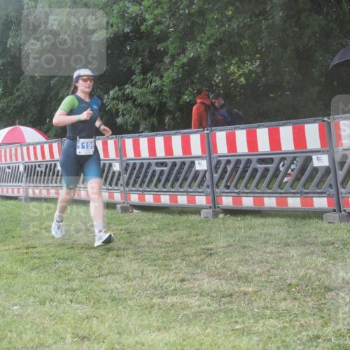 21.06.2025 - 27. Vierlanden-Triathlon KatJ http://msf.ph/oto/8039958 15.06.2025 14:25:19 Ziel 1199 meine-sportfotos.de
