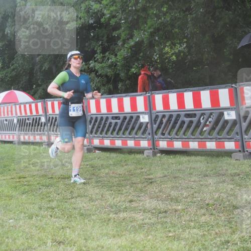 21.06.2025 - 27. Vierlanden-Triathlon KatJ http://msf.ph/oto/8039962 15.06.2025 14:25:19 Ziel 1199 meine-sportfotos.de