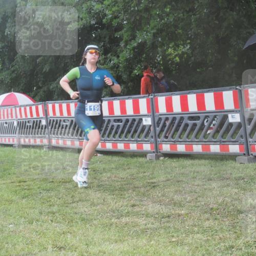21.06.2025 - 27. Vierlanden-Triathlon KatJ http://msf.ph/oto/8039967 15.06.2025 14:25:19 Ziel 1199 meine-sportfotos.de