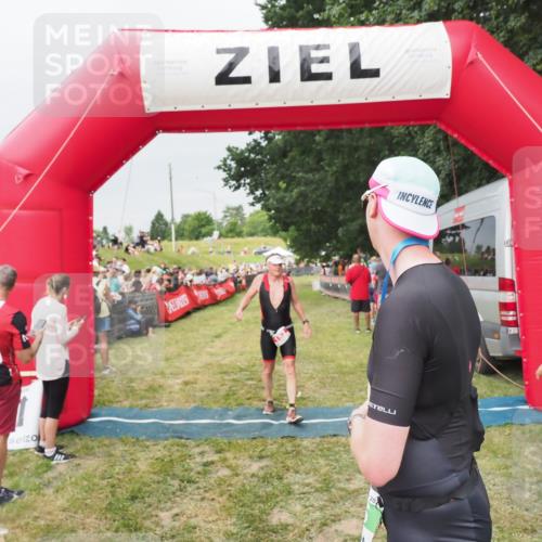 21.06.2025 - 27. Vierlanden-Triathlon MichiJ http://msf.ph/oto/8039978 15.06.2026 13:22:09 Ziel 152 meine-sportfotos.de