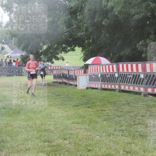 21.06.2025 - 27. Vierlanden-Triathlon KatJ http://msf.ph/oto/8039987 15.06.2025 14:25:27 Ziel 224 meine-sportfotos.de