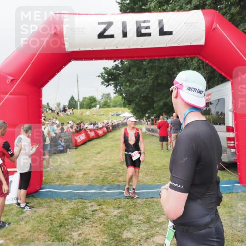 21.06.2025 - 27. Vierlanden-Triathlon MichiJ http://msf.ph/oto/8039989 15.06.2026 13:22:10 Ziel 152 meine-sportfotos.de