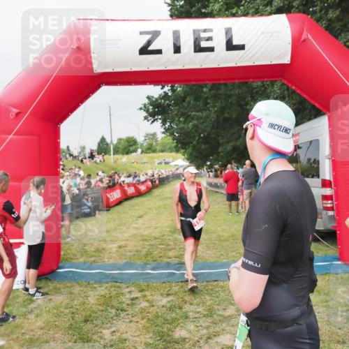 21.06.2025 - 27. Vierlanden-Triathlon MichiJ http://msf.ph/oto/8039994 15.06.2026 13:22:10 Ziel 152 meine-sportfotos.de