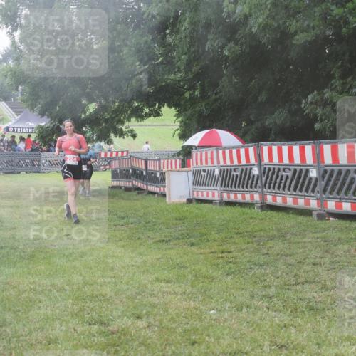 21.06.2025 - 27. Vierlanden-Triathlon KatJ http://msf.ph/oto/8039997 15.06.2025 14:25:28 Ziel 224 meine-sportfotos.de
