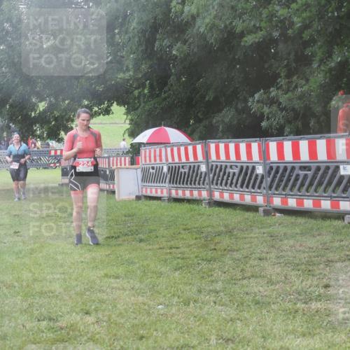 21.06.2025 - 27. Vierlanden-Triathlon KatJ http://msf.ph/oto/8040000 15.06.2025 14:25:29 Ziel 224 meine-sportfotos.de