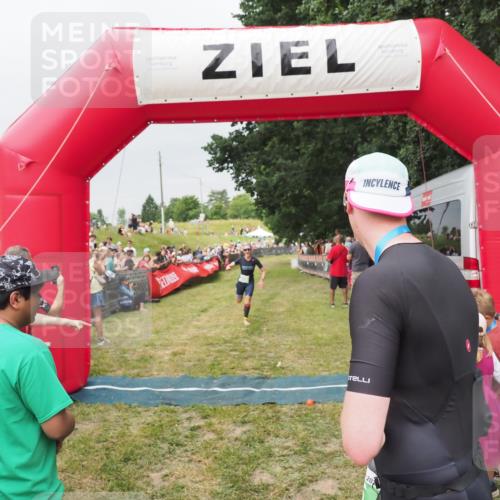 21.06.2025 - 27. Vierlanden-Triathlon MichiJ http://msf.ph/oto/8040004 15.06.2026 13:22:15 Ziel 152, 928 meine-sportfotos.de