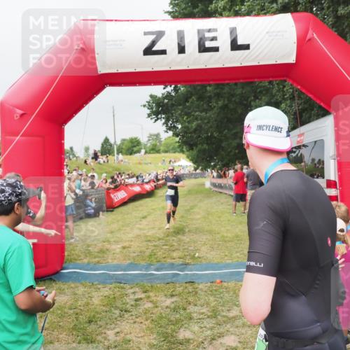 21.06.2025 - 27. Vierlanden-Triathlon MichiJ http://msf.ph/oto/8040013 15.06.2026 13:22:15 Ziel 152, 928 meine-sportfotos.de
