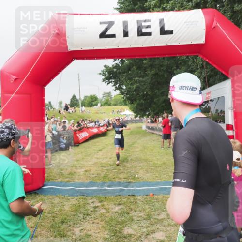 21.06.2025 - 27. Vierlanden-Triathlon MichiJ http://msf.ph/oto/8040017 15.06.2026 13:22:16 Ziel 152, 928 meine-sportfotos.de