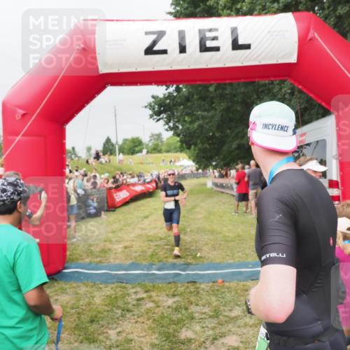 21.06.2025 - 27. Vierlanden-Triathlon MichiJ http://msf.ph/oto/8040028 15.06.2026 13:22:16 Ziel 152, 928 meine-sportfotos.de