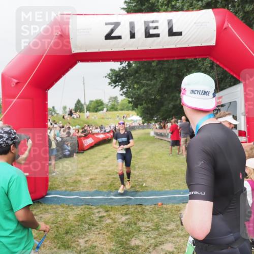 21.06.2025 - 27. Vierlanden-Triathlon MichiJ http://msf.ph/oto/8040035 15.06.2026 13:22:16 Ziel 152, 928 meine-sportfotos.de