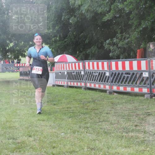21.06.2025 - 27. Vierlanden-Triathlon KatJ http://msf.ph/oto/8040038 15.06.2025 14:25:34 Ziel 224, 1281 meine-sportfotos.de