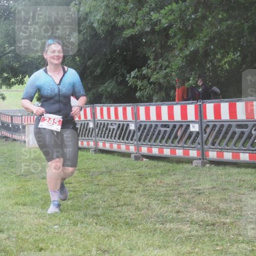 21.06.2025 - 27. Vierlanden-Triathlon KatJ http://msf.ph/oto/8040041 15.06.2025 14:25:35 Ziel 224, 1281 meine-sportfotos.de