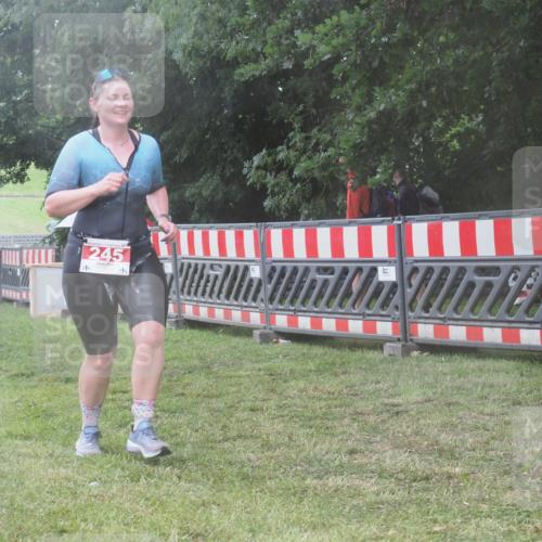 21.06.2025 - 27. Vierlanden-Triathlon KatJ http://msf.ph/oto/8040044 15.06.2025 14:25:35 Ziel 224, 1281 meine-sportfotos.de