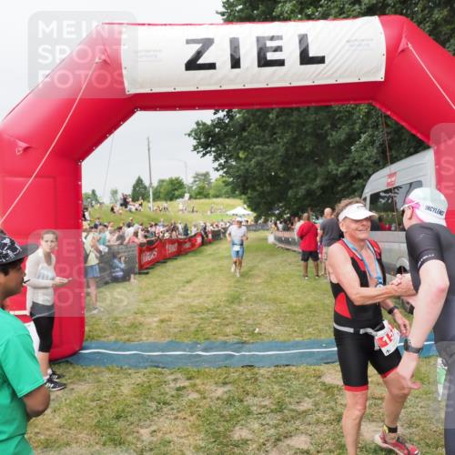 21.06.2025 - 27. Vierlanden-Triathlon MichiJ http://msf.ph/oto/8040048 15.06.2026 13:22:27 Ziel 643 meine-sportfotos.de