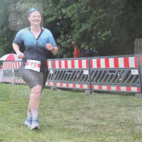 21.06.2025 - 27. Vierlanden-Triathlon KatJ http://msf.ph/oto/8040051 15.06.2025 14:25:36 Ziel 224, 937, 1281 meine-sportfotos.de